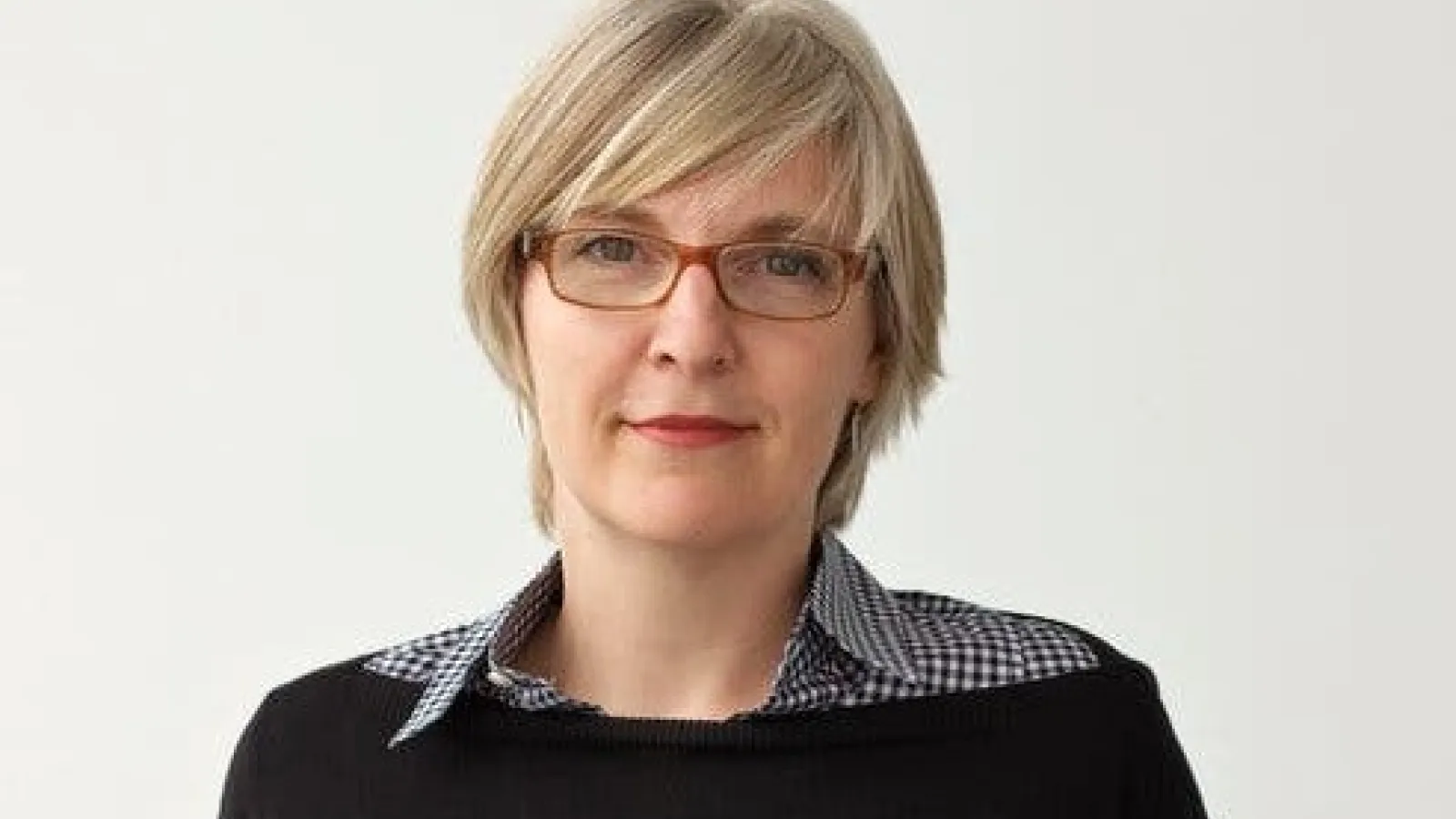 headshot helen molesworth