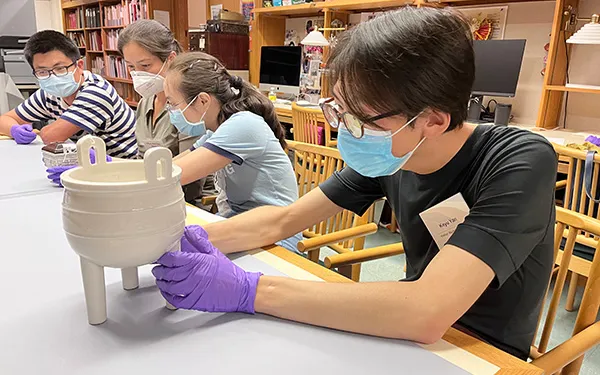 Keyu Yan at the Chinese Object Study Workshop at the Art Institute of Chicago
