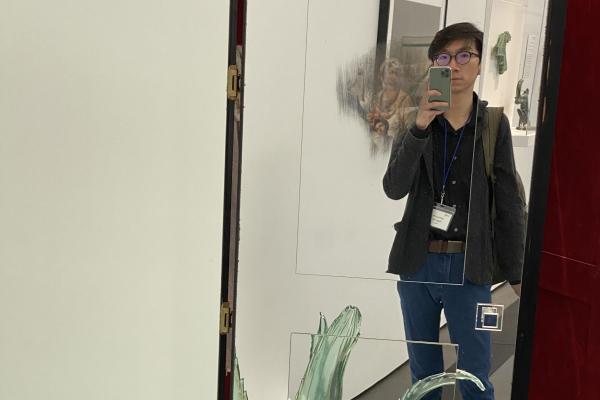 Keyu Yan selfie in mirror