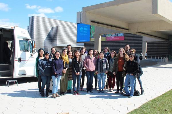 students in front of the cleveland museum of art 
