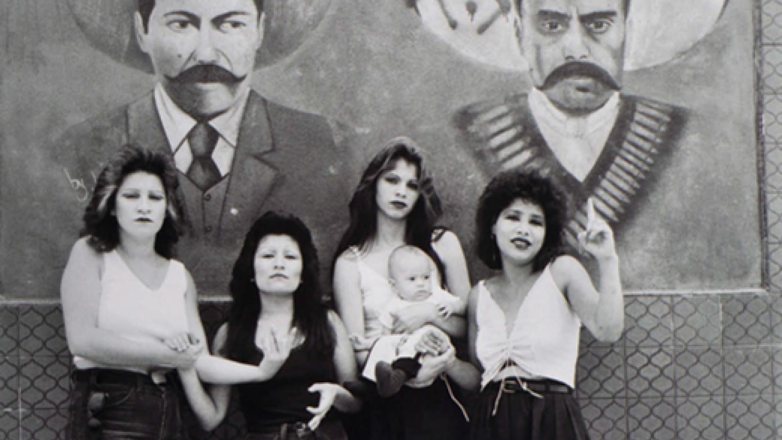 Graciela Iturbide, Cholas del Barrio White Fence con los héroes de México,  Villa,Zapata y Juárez, 1986