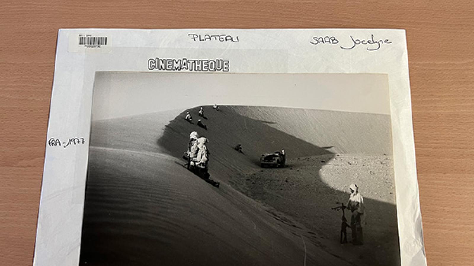 A photograph from the filming of La Sahara n’est pas à vendre (‘The Sahara is not for sale,’ dir. Jocelyne Saab, 1977). Courtesy of the Archives of the Cinémathèque Française.