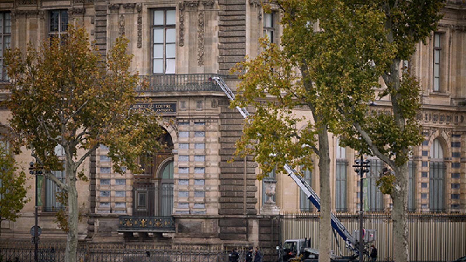  Lourve Museum Exterior 